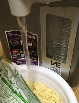 8-nissin-ufo-wasabimayo-hot-water-in