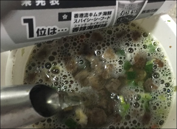 12-nissin-cup-noodle-nazoniku-hot-water-in