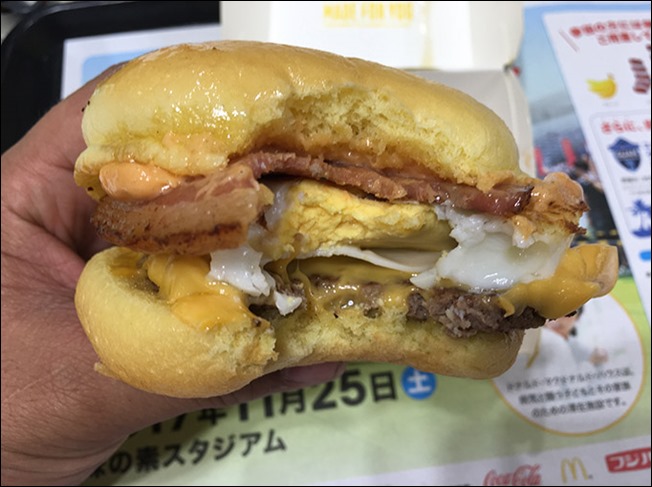 8-macdonalds-nidaime-mangetu-cheese-tukimi-burger
